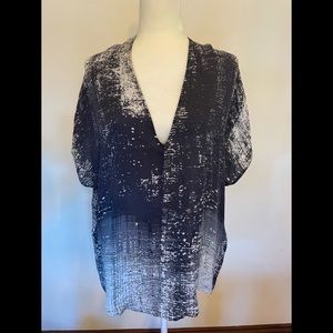 Vince silk v neck tunic top size M gray white modern print short sleeve